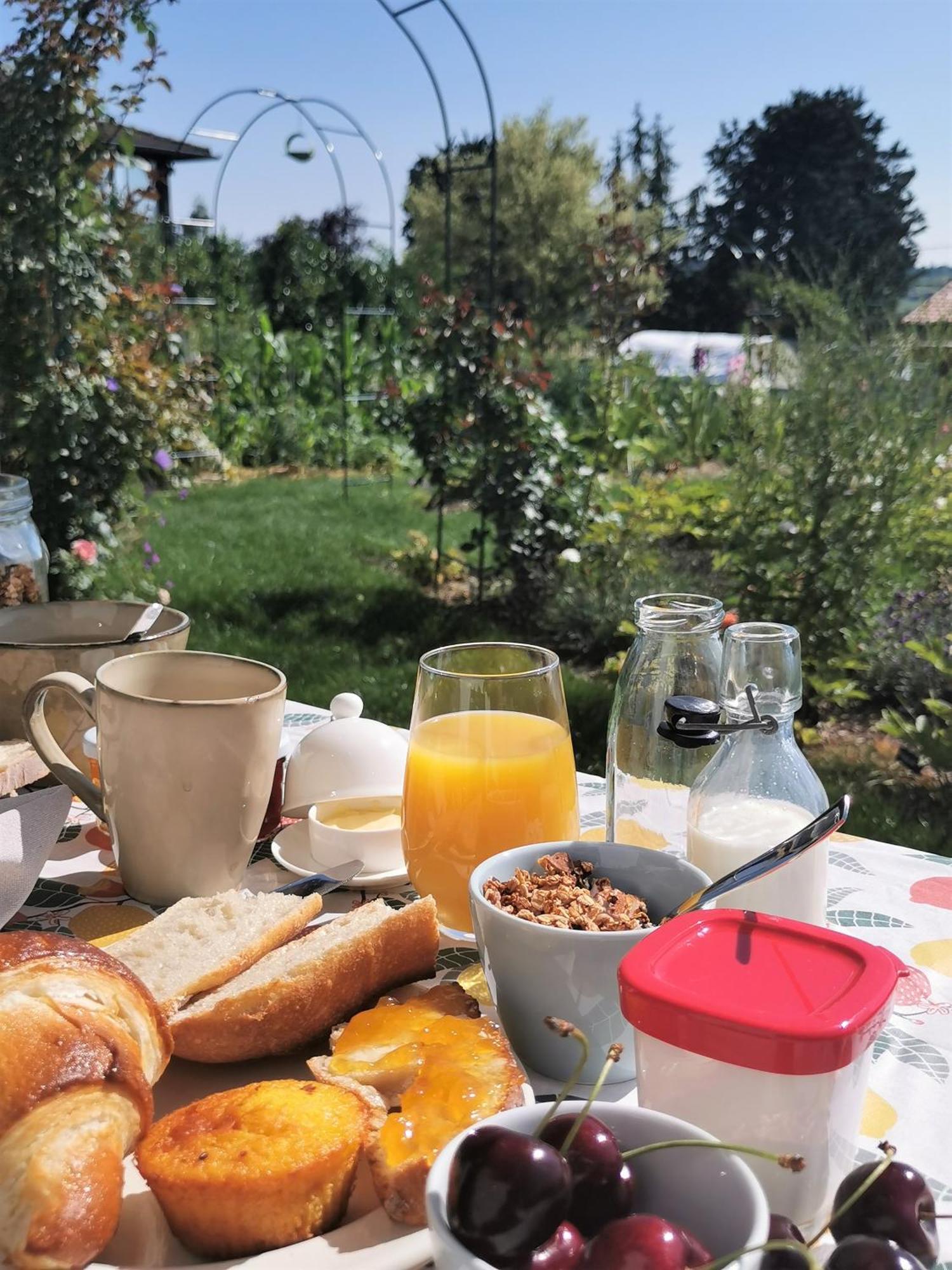 Bed and Breakfast Au Jardin Des Deux Roches Prisse Екстер'єр фото